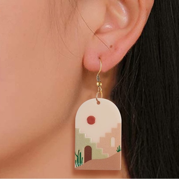 ✨NWT Hand painted Resin Earrings✨ ✨Hand Crafted ✨Artisan!✨ - Picture 2 of 4